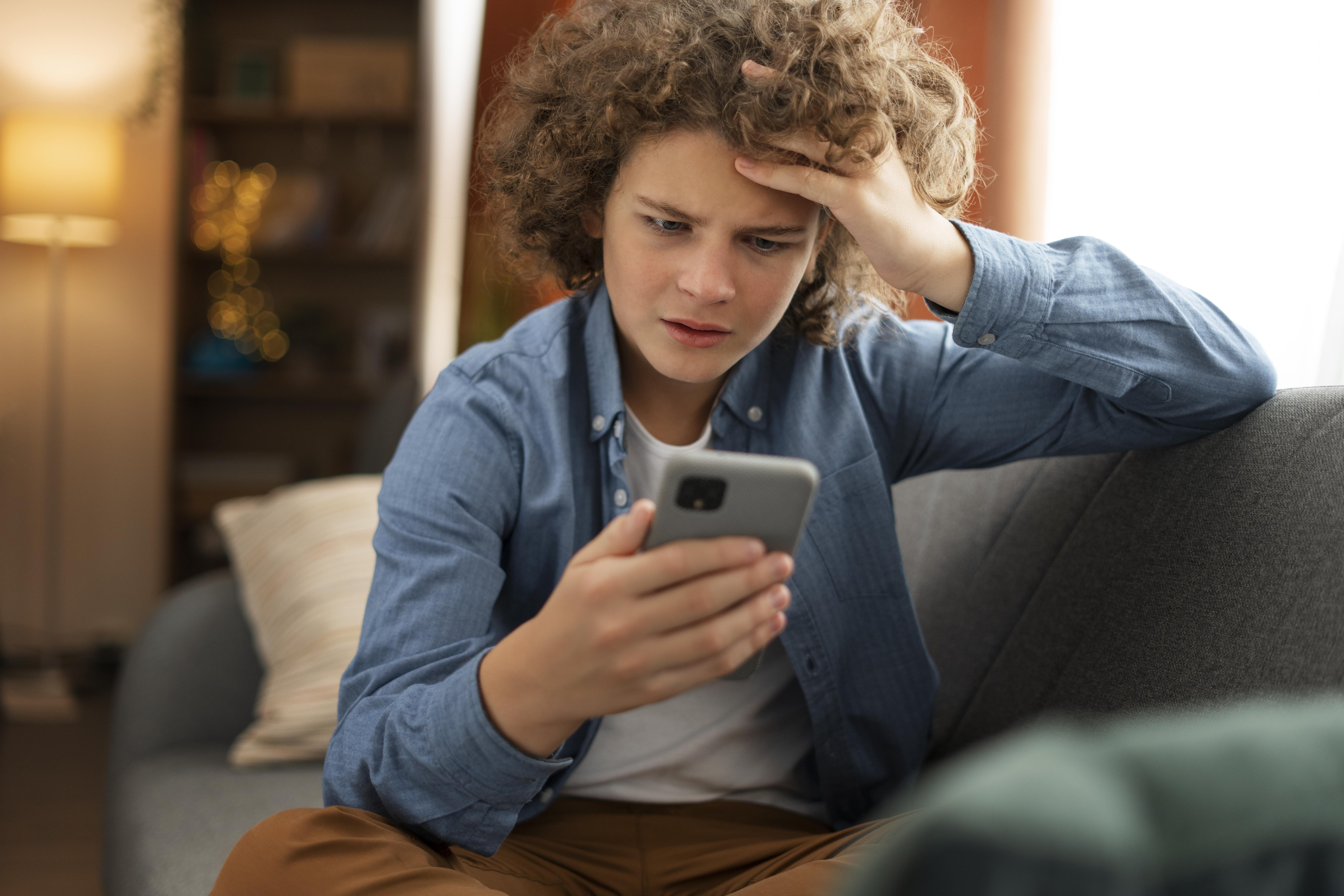 Как деструктивный контент влияет на поведение подростков?